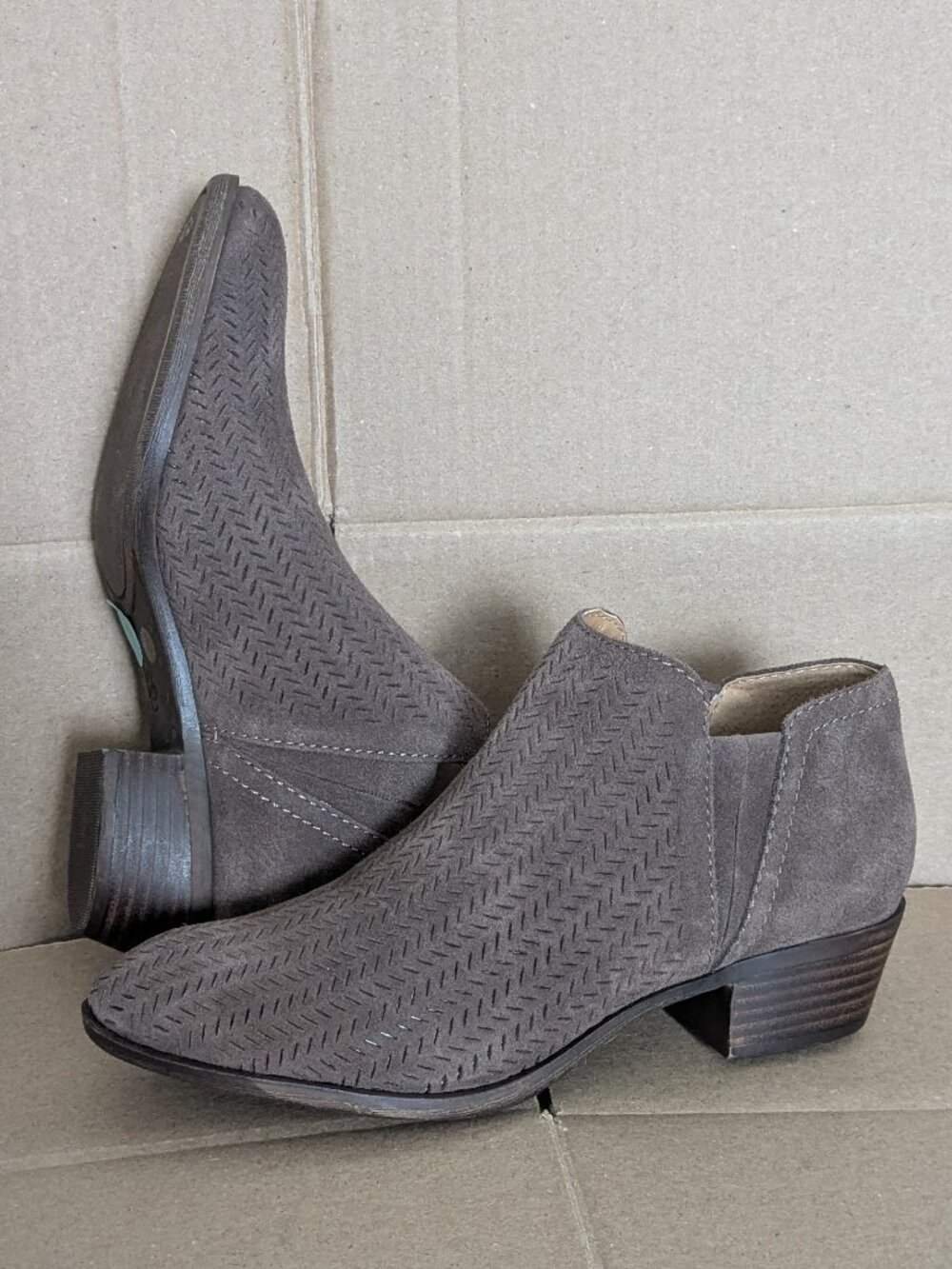 Lucky Brand Basel Women's Suede Booties Size 8 Taupe Side Slit Ankle Boots New - Picture 2 of 11